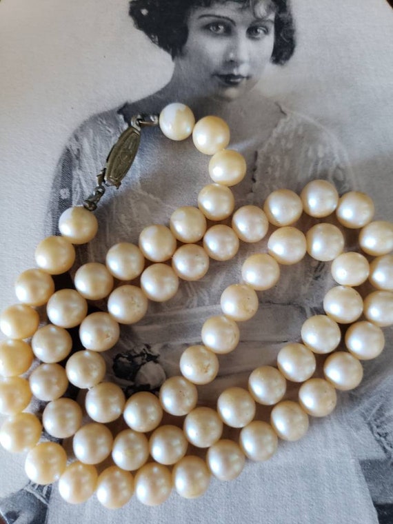 Vintage Faux Pearls - Pearl Necklace - Cream Colo… - image 2