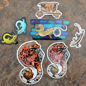 Gekkostickers - rode superdalmatische kuifgekko DnD hagedissen D20 lavendel krijtstreep kerkers en draken mozaïek gele harlekijn Peeker