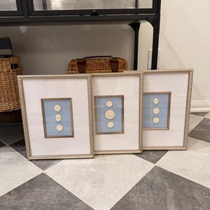 Ingelijste blauwe diepdrukkunstset: champagnegouden geschulpte lijst