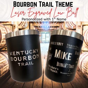 Bourbon Tail Laser gravierte Lowball Tumbler mit 12 Destillerien | personalisiert mit 1.Name + gelaserte Geschenkbox | 5 Farben zur Auswahl
