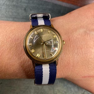 Vintage 1970s Timex Men's Day/Date Gold Watch 26861: Classic Mechanical Precision