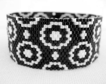 Beaded Peyote Polka Dots Bracelet / Black and White Seed Bead Jewelry