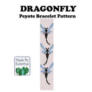 Pode incluir: Um padrão de contas de ponto peyote para uma pulseira com três libélulas pretas com asas azuis sobre um fundo branco. O padrão é intitulado "Dragonfly Peyote Bracelet Pattern".