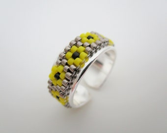 Adjustable Beaded Peyote Flower Ring in Steel, Yellow and Black / Seed Bead Jewelry