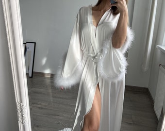Bata de novia de plumas con cola: vestido boudoir de seda hecho a mano