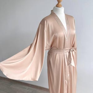 Elegante Beige Seidensatin Braut Robe: Handgemachte Hochzeit Maxi Robe