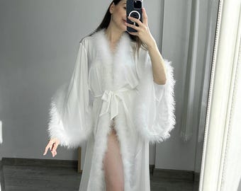 Bata de novia con plumas de marabú y cola: bata de tocador de seda hecha a mano