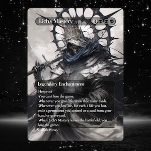 Może przedstawiać: Karta Magic: The Gathering zatytułowana "Lich's Mastery" z szczegółową ilustracją szkieletowej postaci w ciemnej zbroi. Karta ma czarno-białą kolorystykę z tekstem opisującym jej zdolności. Tło to gwiaździsta noc.