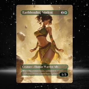 Peut inclure: Carte d'art fantastique représentant une étudiante en maîtrise de la terre. La carte représente une guerrière en tenue verte et jaune, avec du texte indiquant qu'il s'agit d'une créature - Human Warrior Ally. Le fond de la carte est de couleur dorée et nuageuse.