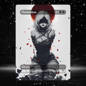 Könnte beinhalten: Eine Fantasy-Art-Karte mit einer Frau mit Augenbinde, in dunkler Kleidung gefesselt, und einer roten Sonne im Hintergrund. Die Karte trägt die Aufschrift "Damnation" und "Sorcery" mit Text darunter. Rote Rosenblätter und dunkle Trümmer sind um die Figur verstreut.