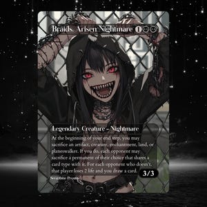 Può includere: Un'illustrazione in bianco e nero di una creatura con occhi rossi e denti aguzzi. La creatura indossa una giacca nera con cappuccio e ha delle catene ai polsi. Il testo "Braids, Arisen Nightmare" è in cima alla carta. Il testo "Legendary Creature - Nightmare" è sotto l'immagine. Il testo "At the beginning of your end step, you may sacrifice an artifact, creature, enchantment, land, or planeswalker. If you do, each opponent may sacrifice a permanent of their choice that shares a card type with it. For each opponent who doesn't, that player loses 2 life and you draw a card." è al centro della carta. Il testo "3/3" è nell'angolo in basso a destra della carta.