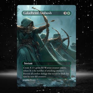 Puede incluir: Una carta de fantasía con arqueros con capas de color verde azulado apuntando con arcos. La carta se titula "Galadhrim Ambush" e incluye texto del juego sobre la creación de fichas de Guerrero Elfo y la prevención del daño de combate. Fondo estrellado.