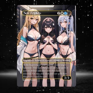 以下が含まれることがあります： 水着姿の3人のアニメスタイルの女性が描かれたトレーディングカード。「Sen Triplets」とラベル付けされ、ゲームテキストが含まれています。カードは、白い星が付いた黒い背景です。