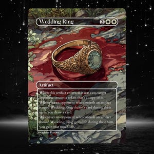 Op de afbeelding: Fantasykaart "Wedding Ring" met een gouden ring met een grote, lichtblauwe edelsteen. De kaart heeft een donkere achtergrond met een spatje rood en witte bloemen. Tekst beschrijft de functie van de ring.