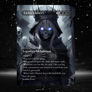 Może przedstawiać: Czarno-biała karta przedstawiająca szkieletową postać w koronie z świecącymi niebieskimi oczami. Karta zatytułowana "Lich's Mastery" to Legendarny Enchantment. Tekst karty jest widoczny.