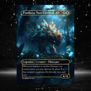 Puede incluir: Carta de fantasía con una criatura parecida a un dinosaurio llamada Pantlaza, Sun Favored. La carta tiene un esquema de color azul y marrón con el texto "Legendary Creature - Dinosaur" y "4/4". El fondo es una escena de bosque.