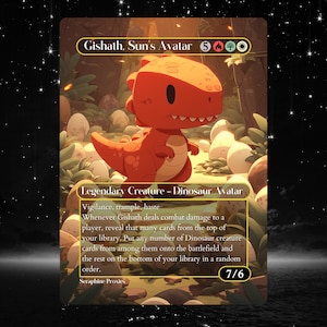 Puede incluir: Una carta coleccionable con "Gishath, Sun's Avatar", una Criatura Legendaria Avatar Dinosaurio. La carta muestra un dinosaurio naranja de dibujos animados. El texto de la carta incluye "Vigilancia, arrollar, prisa" e instrucciones del juego. La fuerza y resistencia de la carta son 7/6.