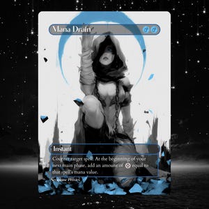 以下が含まれることがあります： フード付きの人物と鎖のグレースケールイラストが描かれた、Magic: The Gatheringのカード。カードのタイトルは青いアクセントの「Mana Drain」です。カードテキストは呪文の効果を説明しています。背景は星空です。