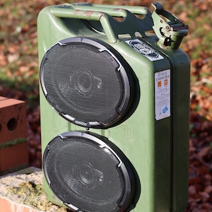 Fuelled Tunes: Vintage Jerry Can Bluetooth Speaker – Powerful Sound Meets Iconic Retro Styling!