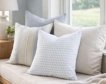 Capa de almofada azul com bolinhas, capa de almofada em tons pastel, almofada decorativa minimalista azul claro, fronha com estampa de bolinhas fofas, decoração para quarto de bebê ou sofá