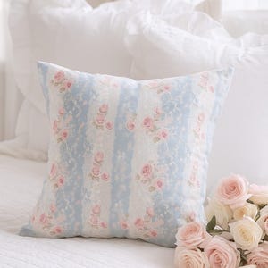 Vintage Blue Floral Pillow Cover – Shabby Chic Cottagecore Throw Pillowcase with Pink Roses & Lace Pattern – Farmhouse Romantic Home Décor