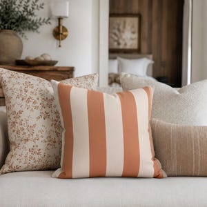 Terracotta gestreepte kussenhoes, sierkussen in brandend oranje en crème, modern landelijk kussen, warme neutrale boho-decoratie