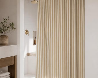 Beige gestreept douchegordijn, neutrale boerderij badkamerdecor, modern minimalistisch stoffen gordijn, crème en bruine verticale strepen