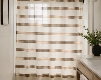 Bruin douchegordijn met horizontale streep, neutrale moderne boerderij badkamer decor, minimalistisch beige en bruin gestreept douchegordijn kust