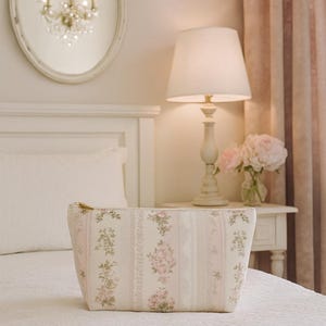 ピンクのバラのメイクアップバッグ、シャビーシックな花柄パッチワーク、ヴィンテージ花柄コスメポーチ、フェミニンなバラ柄トラベルオーガナイザー、レースの美しいジッパーバッグ