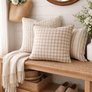 Neutralt beige gingham-örngott, bondgårdsinspirerat örngott, rutigt kuddfodral, modern stuginredning, örngott i spunnen polyester