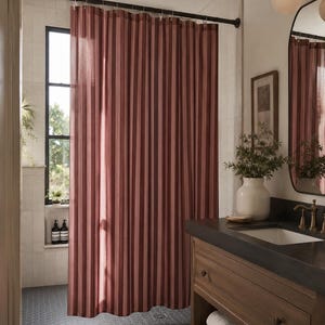 Duschvorhang mit burgunderroten und rosafarbenen Streifen, elegante moderne Badezimmerdekoration, warmer, neutraler Stoff, schicker, zeitgenössischer, markanter Streifen