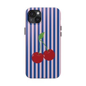 Y2K kersenrood gestreept iPhonehoesje | Kawaii fruittelefoonhoesje met roze blauwe strepen | Leuk retro-esthetisch hoesje voor iPhone 16 15 14 13 12 Pro Max