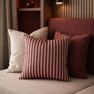 Funda de almohada a rayas en tonos rubor y burdeos, moderna funda de cojín de estilo rústico, cojín a rayas rosa empolvado, decoración con un toque rústico chic.