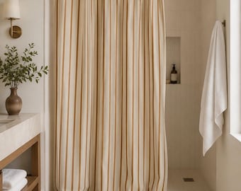 Beige en bruin gestreept douchegordijn, neutraal modern badkamerdecor boerderij, stoffen gordijn verticale streep, minimalistische Japandi-badstijl