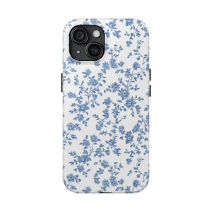 Elegante funda para iPhone con estampado floral azul de toile, estilo vintage francés, delicada funda con flores azules estilo cottagecore para iPhone 16, 15, 14, 13 y 12 Pro Max.