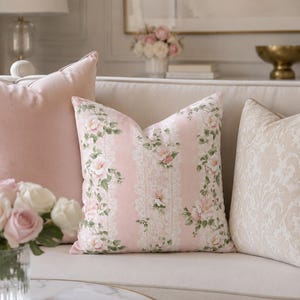 Rosa blommigt randigt örngott, spetsinspirerat roskudde, shabby chic cottagecore prydnadskudde