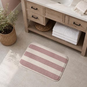 Badmat met strepen in stoffig roze, badmat van traagschuim, zachte, absorberende vloermat, moderne neutrale roze badkamerdecoratie, antislipmat