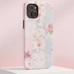 BLOEMENQUILT Romantisch bloemen patchwork telefoonhoesje, vintage shabby chic iPhone 17 16 15 14 13 12 11 Pro Max, vrouwelijke kanten beschermhoes