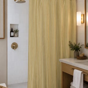 Duschvorhang mit gelben Streifen, warme Badezimmerdekoration im Landhausstil, Duschvorhang aus französischem Landhausstoff, buttergelbe und cremefarbene vertikale Streifen