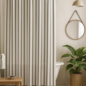 Kühler dunkler taupe gestreifter Duschvorhang, neutrales modernes Badezimmerdekor, minimalistischer vertikaler Streifenvorhang, Bauernhaus Japandi