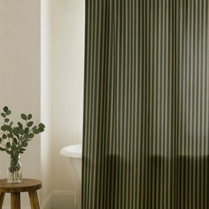 Duschvorhang mit grünen Streifen, modernes Bauernhaus Badezimmer Dekor, Japandi minimalistischer Stoffvorhang, elegantes neutrales Streifen Design