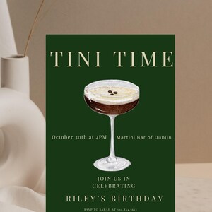 Op de afbeelding: Een groene uitnodigingskaart met de tekst "TINI TIME" in witte letters. De kaart toont een martini-glas met een bruin en wit drankje en de tekst "October 30th at 4PM Martini Bar of Dublin" in witte letters. De kaart bevat ook de tekst "JOIN US IN CELEBRATING RILEY'S BIRTHDAY" in witte letters. De tekst "RSVP TO SARAH AT 310.844.3652" is ook in witte letters opgenomen.