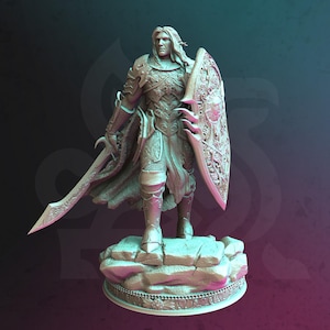 Puede incluir: Una detallada figura de guerrero impresa en 3D de color gris, que lleva armadura y sostiene una espada y un escudo. El guerrero tiene el pelo largo y una expresión seria. La figura está de pie sobre una base rocosa.