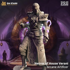 Puede incluir: Una figura miniatura detallada de un elfo masculino, pintada en un esquema de color gris. Lleva una armadura y túnicas intrincadas, con acentos morados brillantes. La figura está en una postura dinámica, con una mano levantada y la otra sosteniendo un bastón. El texto "Netros of House Verani Arcane Artificer" está impreso debajo de la figura.