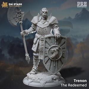Puede incluir: Una miniatura gris de un guerrero con armadura de placas completa, impresa en 3D, que sostiene un hacha grande y un escudo con un emblema de lobo. La miniatura está de pie sobre una base circular. El texto "Trenon The Redeemed" está impreso debajo de la miniatura.