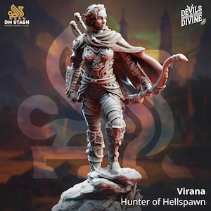 Puede incluir: Una miniatura de guerrero elfo femenino impresa en 3D de color gris, con un arco y una flecha, de pie sobre una base de roca. La miniatura lleva armadura y una capa. El texto "Virana Hunter of Hellspawn" está impreso debajo de la miniatura.