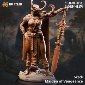 Può includere: Una statuetta dettagliata di Skadi, la Vergine della Vendetta, da Shadow Over Nordheim. La figura è in posa dinamica, con in mano una grande spada. La figura è di colore marrone chiaro e ha un elmo cornuto e un mantello.