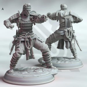 Puede incluir: Una figura gris y detallada de un guerrero samurái en una pose de lucha. La figura lleva una armadura tradicional y sostiene una espada. La figura está de pie sobre una base gris.