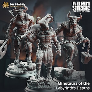 Op de afbeelding: Drie gedetailleerde, grijstinten minotaurus-beeldjes, elk geposeerd met wapens en kettingen. De figuren staan op rotsachtige bases, met de tekst "Minotaurs of the Labyrinth's Depths" onderaan. De tekst "A Grim Siege" staat rechtsboven.