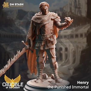 Può includere: Una statuetta in miniatura dettagliata di un guerriero con una spada e un globo luminoso. La statuetta è dipinta in un colore marrone chiaro e si trova su una base rocciosa. Il testo "Henry the Punished Immortal" è stampato sotto la statuetta.
